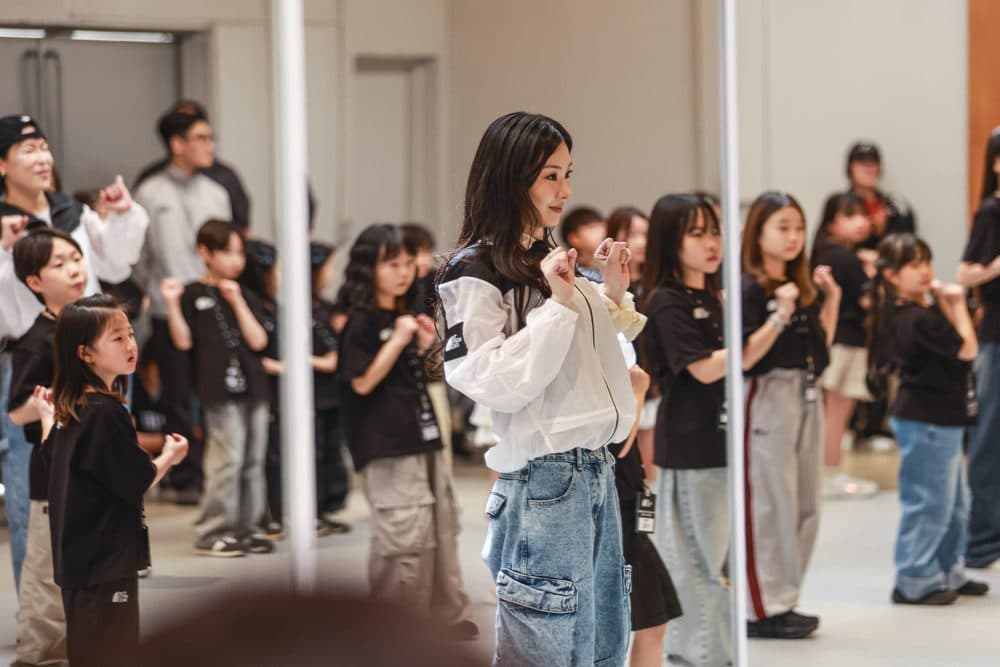 거울 스튜디오에서 진행된 노스페이스 키즈 댄스 클래스