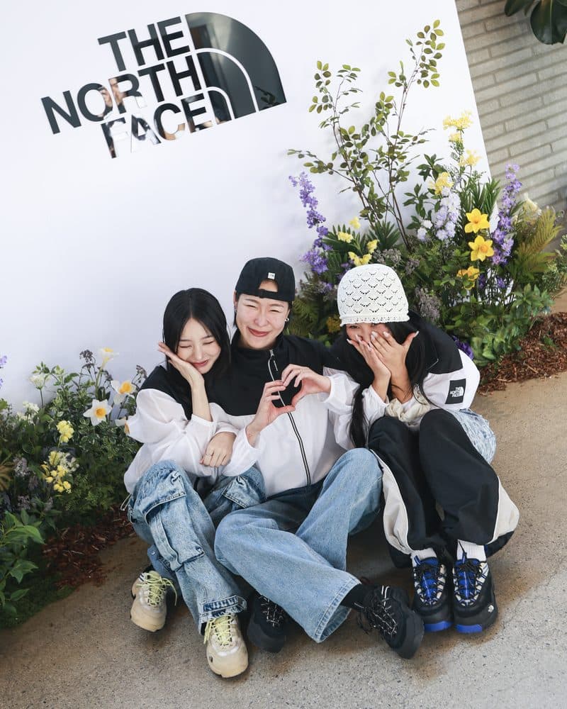 노스페이스 포토월 앞에서 포즈를 취한 방문객